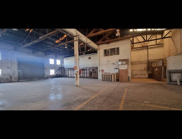 2,800M² WAREHOUSE FOR SALE IN VILLAGE DEEP